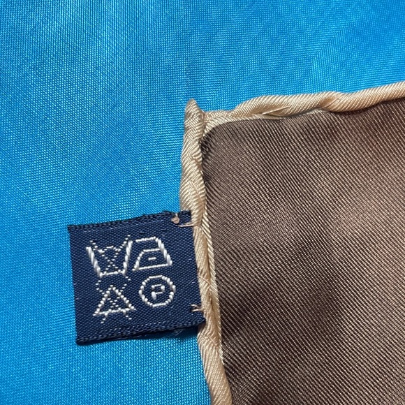 Burberrys of London Cream and Brown Scarf 100% Silk New Condition - Picture 2 of 6